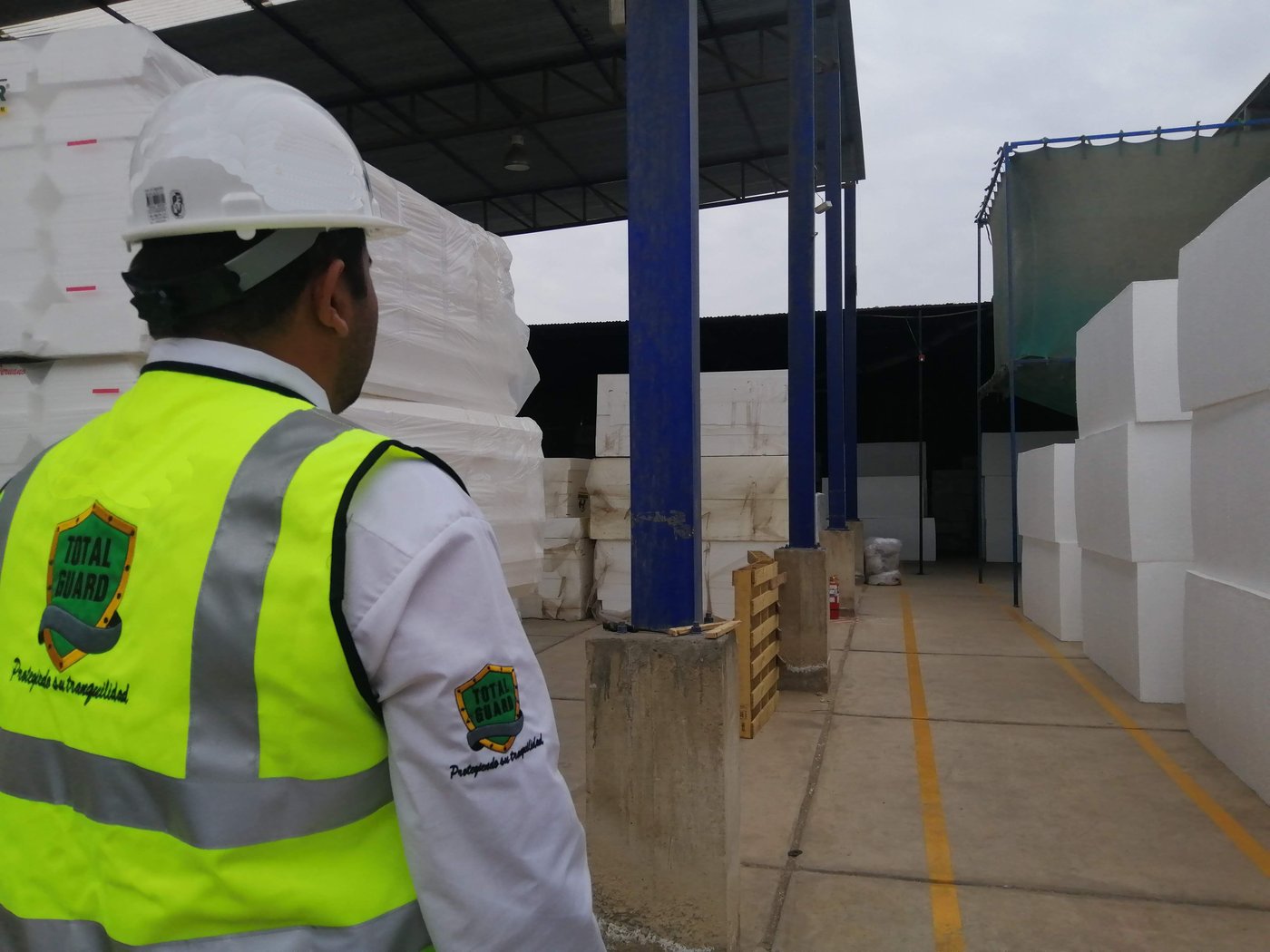Agente de Seguridad Total Guard en centro logístico